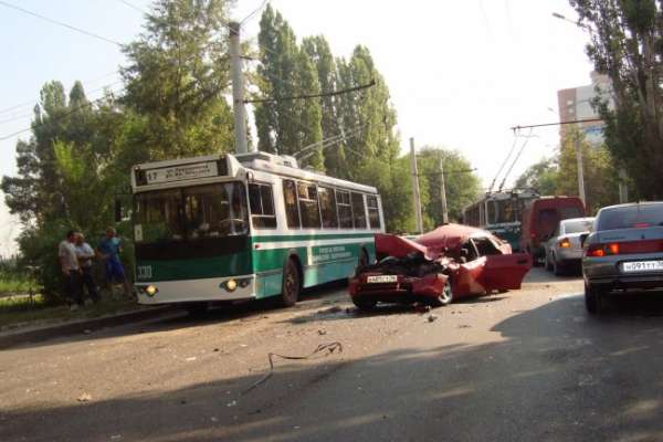 В Воронеже легковушка протаранила КАМАЗ и автобус