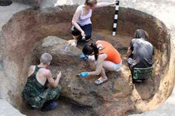 В Воронеже рядом с главным корпусом ВГУ откопали старинную крепость В Воронеже рядом с главным корпусом ВГУ откопали старинную крепость