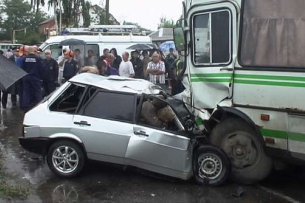 Под Воронежем в рейсовый автобус врезалась легковушка Под Воронежем в рейсовый автобус врезалась легковушка