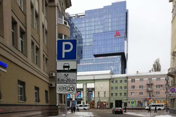 В Воронеже приставы намерены работать с неплательщиками за парковку на фоне неоднозначности взимания штрафов