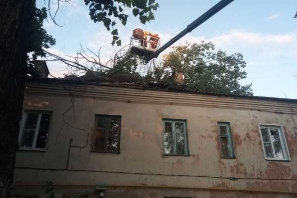Представители воронежской УК ликвидировали последствия непогоды Представители воронежской УК ликвидировали последствия непогоды