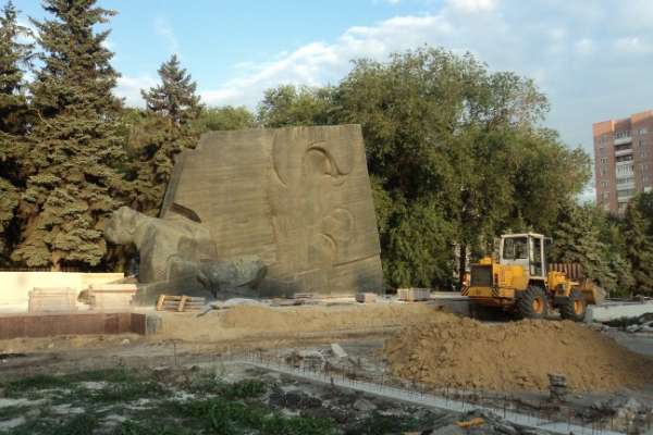 У памятника Славы пока не приступили к укладке новой плитки У памятника Славы пока не приступили к укладке новой плитки