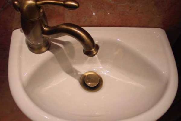 В Воронеже в 40 домах не включили горячую воду вовремя В Воронеже в 40 домах не включили горячую воду вовремя