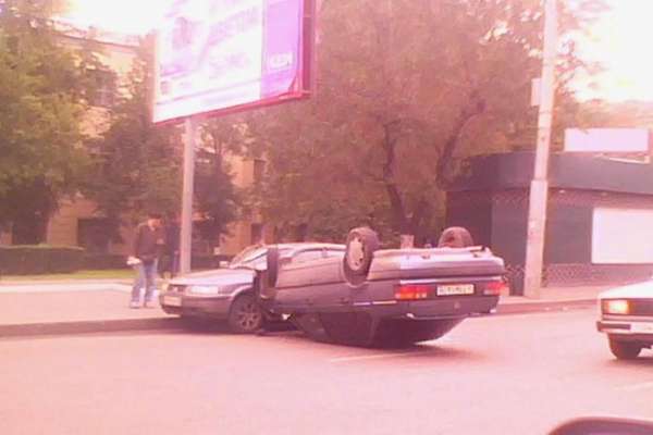 В центре Воронежа из-за перевернувшейся иномарки затруднено движение В центре Воронежа из-за перевернувшейся иномарки затруднено движение