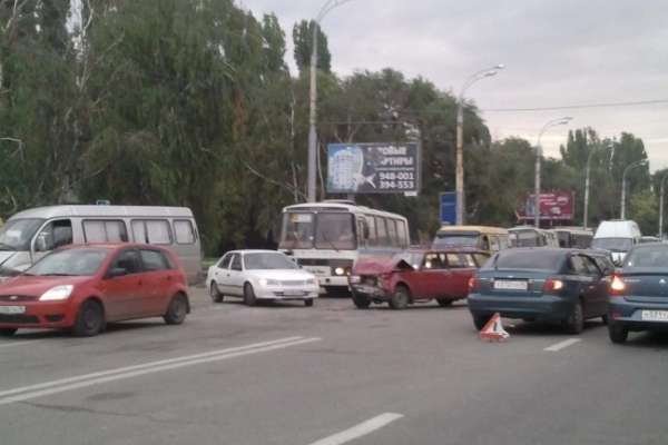 Чернавский мост в Воронеже «встал» в глухой пробке из-за крупного ДТП Чернавский мост в Воронеже «встал» в глухой пробке из-за крупного ДТП