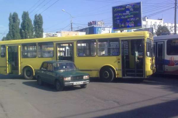В Воронеже в аварию попал «народный» автобус В Воронеже в аварию попал «народный» автобус