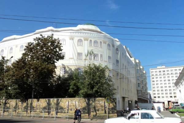 С жилого дома в центре Воронежа после праздников так и не сняли ткань с рисунком фасада С жилого дома в центре Воронежа после праздников так и не сняли ткань с рисунком фасада