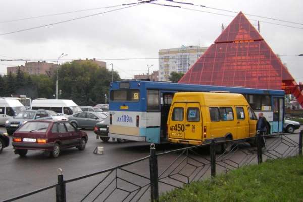 В Воронеже два ДТП на кольце у памятника Славы привели к транспортному коллапсу В Воронеже два ДТП на кольце у памятника Славы привели к транспортному коллапсу