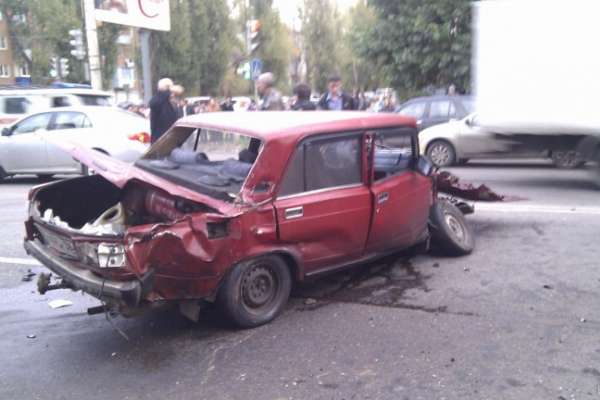 В Воронеже внедорожник смял «Жигули» В Воронеже внедорожник смял «Жигули»