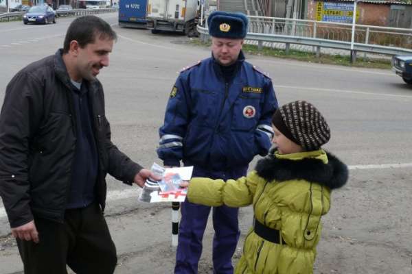 В Воронежской области вежливые водители получили подарки от детей В Воронежской области вежливые водители получили подарки от детей