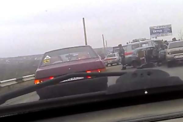 В Воронеже на Семилукском мосту при столкновении 4 автомобилей погиб человек В Воронеже на Семилукском мосту при столкновении 4 автомобилей погиб человек