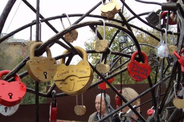 В Воронеже у Каменного моста установят такое же «дерево любви», как на Лужковом мосту в Москве В Воронеже у Каменного моста установят такое же «дерево любви», как на Лужковом мосту в Москве