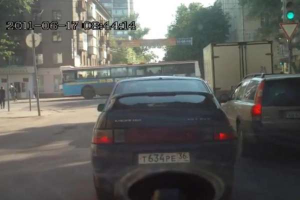В Воронеже перед судом ответит водитель автобуса №79, который сбил девушку на «зебре» В Воронеже перед судом ответит водитель автобуса №79, который сбил девушку на «зебре»