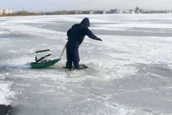 Воронежские рыбаки сели на тонкий лед Воронежские рыбаки сели на тонкий лед
