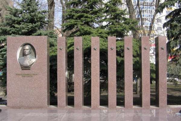 Исследователь Игорь Сдвижков утверждает, что на памятнике Славы захоронен не Александр Лизюков Исследователь Игорь Сдвижков утверждает, что на памятнике Славы захоронен не Александр Лизюков