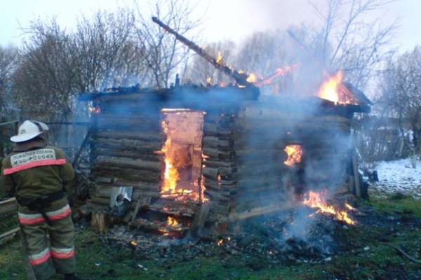 В Воронежской области при пожаре во времянке погиб парень В Воронежской области при пожаре во времянке погиб парень