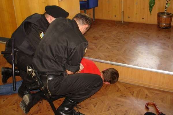 В Воронежской области женщина бросила кирпич в пристава, который пришел за арестованным имуществом В Воронежской области женщина бросила кирпич в пристава, который пришел за арестованным имуществом