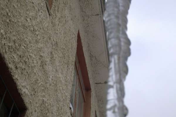 Воронежцы стали чаще жаловаться на неочищенные от снега и сосулек крыши домов