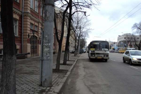 Маршрутки проезжают мимо новой остановки "Детский мир" Маршрутки проезжают мимо новой остановки "Детский мир"
