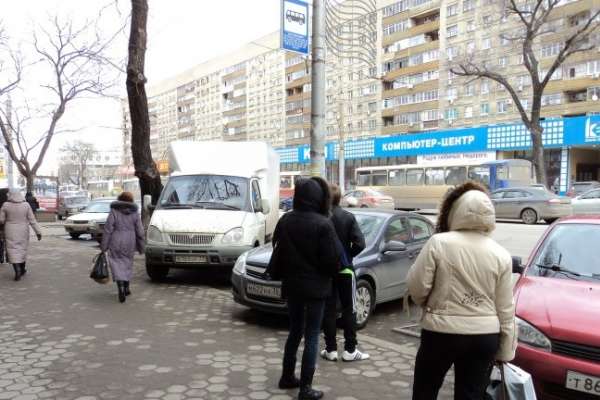 Маршрутки и троллейбусы теперь тормозят на новой остановке «Детский мир» Маршрутки и троллейбусы теперь тормозят на новой остановке «Детский мир»