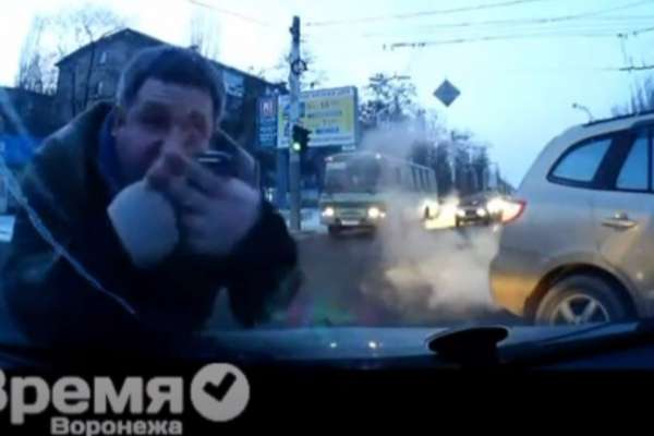 В Воронеже инструктор по вождению повздорил с «нарушителем» и прокатил его на капоте машины В Воронеже инструктор по вождению повздорил с «нарушителем» и прокатил его на капоте машины