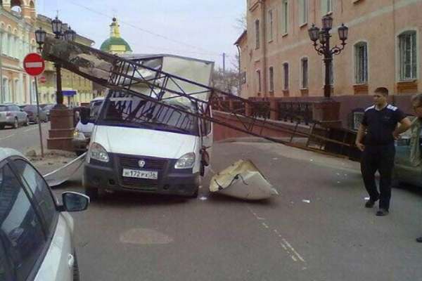 В Воронеже ограда Каменного моста упала на &quot;ГАЗель&quot;