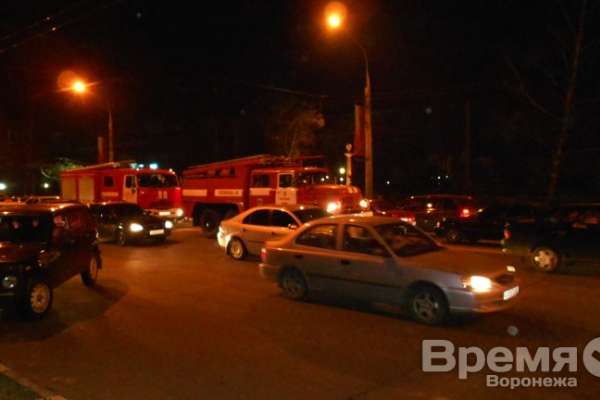 В Воронеже около «Алых парусов» носятся машины с мигалками В Воронеже около «Алых парусов» носятся машины с мигалками