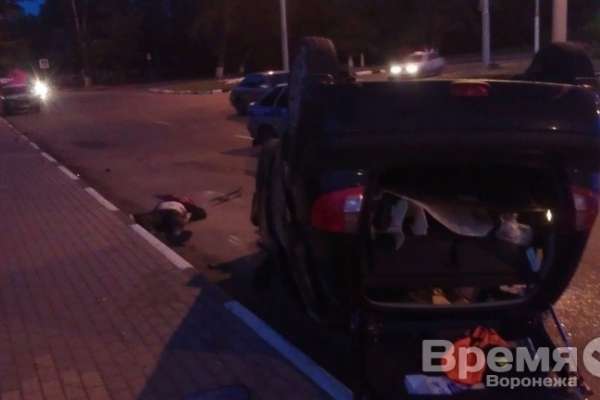 В Воронеже перевернулась иномарка: водитель погиб В Воронеже перевернулась иномарка: водитель погиб