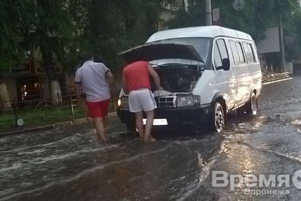В Воронеже ураган с градом валил деревья и срывал провода В Воронеже ураган с градом валил деревья и срывал провода