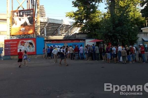 После матча «Факела» с «Металлургом» болельщики обеих команд разошлись с миром После матча «Факела» с «Металлургом» болельщики обеих команд разошлись с миром