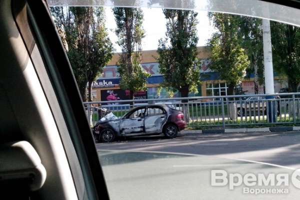 В Воронеже легковушка врезалась в столб и загорелась В Воронеже легковушка врезалась в столб и загорелась