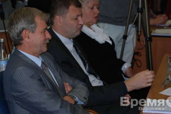 Экс-спикеру Гордумы депутат на заседании подарил макет Эйфелевой башни Экс-спикеру Гордумы депутат на заседании подарил макет Эйфелевой башни