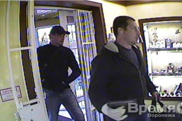 В Воронеже вооружённые грабители средь бела дня обчистили ювелирный магазин В Воронеже вооружённые грабители средь бела дня обчистили ювелирный магазин