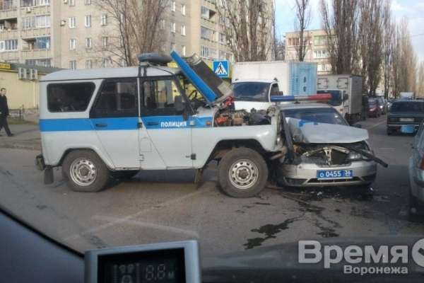 В Воронеже на перекрёстке столкнулись две полицейские машины В Воронеже на перекрёстке столкнулись две полицейские машины