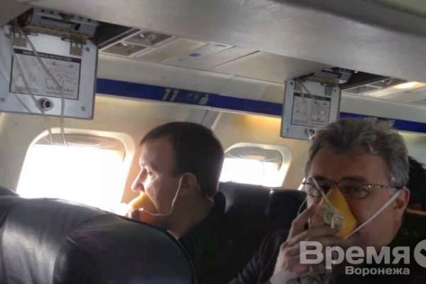 «О разгерметизации самолёта сказали только по-английски. А кислородные маски выпали для всех, кроме двух парней…» «О разгерметизации самолёта сказали только по-английски. А кислородные маски выпали для всех, кроме двух парней…»