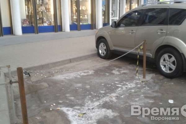 В центре Воронежа теперь руководство бара решает, кому можно ставить машины в парковочные карманы В центре Воронежа теперь руководство бара решает, кому можно ставить машины в парковочные карманы