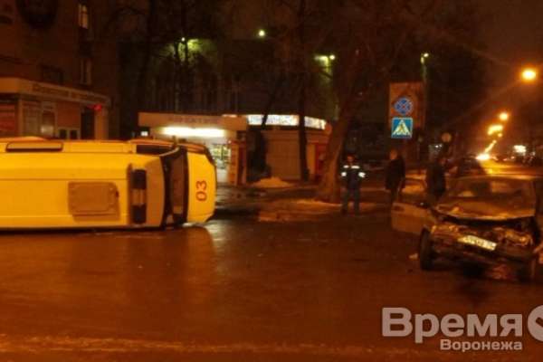 В центре Воронежа спешившая на вызов «скорая» перевернулась после ДТП с легковушкой В центре Воронежа спешившая на вызов «скорая» перевернулась после ДТП с легковушкой