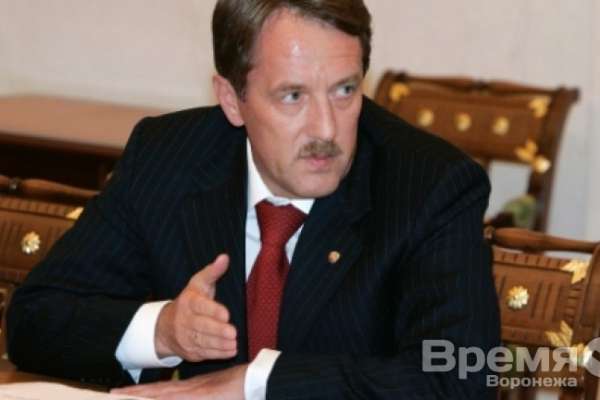 Губернатор Воронежской области слушал лектора Владимира Путина, сидя за первой партой Губернатор Воронежской области слушал лектора Владимира Путина, сидя за первой партой