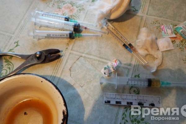 Под Воронежем в однокомнатной квартире обнаружили наркопритон Под Воронежем в однокомнатной квартире обнаружили наркопритон