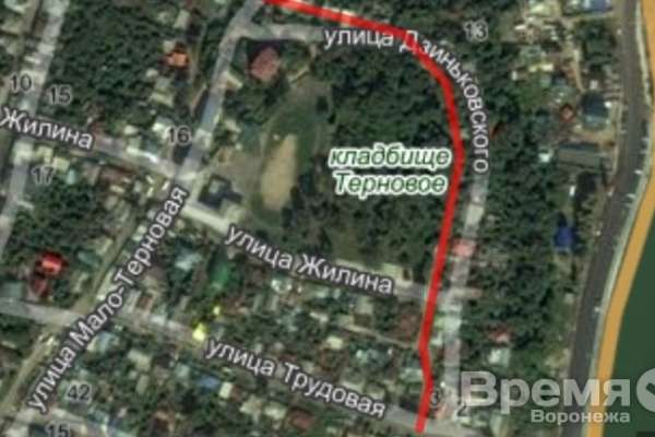 В Воронеже столб с проводами рухнул на дом В Воронеже столб с проводами рухнул на дом