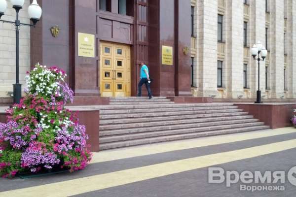 Воронежцы назвали имя лучшего и худшего губернаторов за два десятилетия Воронежцы назвали имя лучшего и худшего губернаторов за два десятилетия