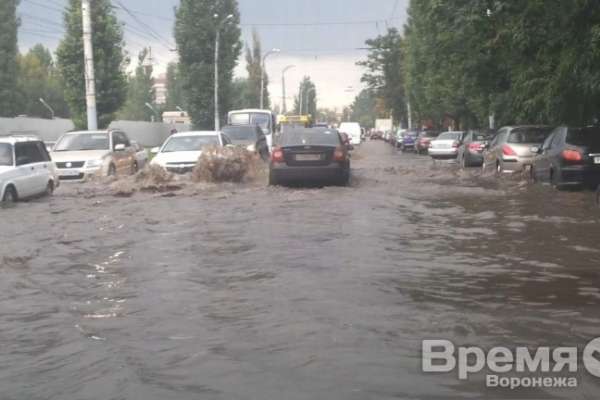 В Воронеже дождь превратил улицы в реки В Воронеже дождь превратил улицы в реки