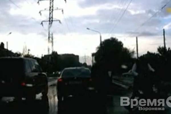 В Воронеже на переходе водитель и пассажир иномарки избили пешехода В Воронеже на переходе водитель и пассажир иномарки избили пешехода