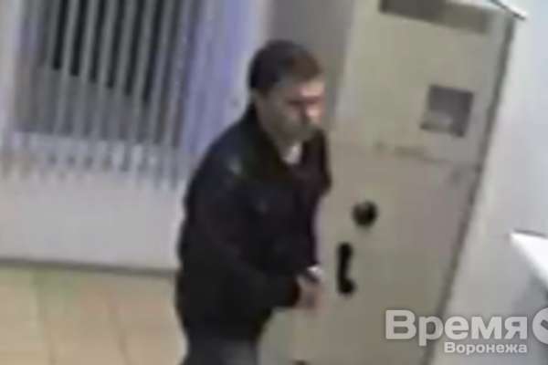 В Воронеже мужчина ограбил павильон кредитования, угрожая кассиру ножом В Воронеже мужчина ограбил павильон кредитования, угрожая кассиру ножом