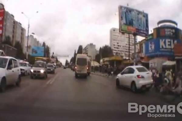 Видео: В Воронеже иномарка сбила четырех человек около пешеходного перехода Видео: В Воронеже иномарка сбила четырех человек около пешеходного перехода