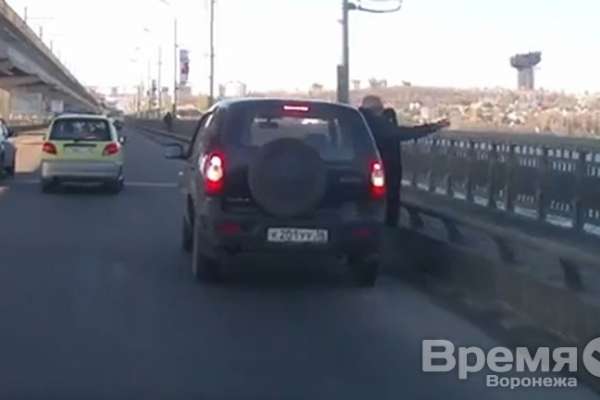 Видео: Воронежцы выбрасывают пакеты с мусором с моста прямо в водохранилище Видео: Воронежцы выбрасывают пакеты с мусором с моста прямо в водохранилище