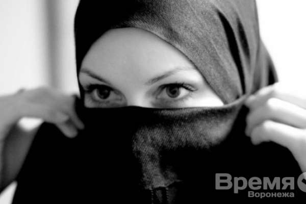 В Воронеже полицейские сняли с автобуса женщину в хиджабе и с сумкой, из которой к её пальцу тянулась тонкая веревка В Воронеже полицейские сняли с автобуса женщину в хиджабе и с сумкой, из которой к её пальцу тянулась тонкая веревка