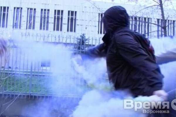 Среди нацболов, забросавших файерами посольство Польши в России, оказался воронежец Среди нацболов, забросавших файерами посольство Польши в России, оказался воронежец