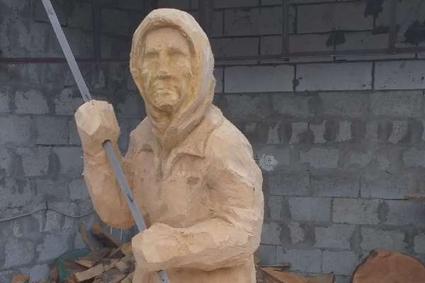В Воронеже ко Дню Победы изготовят скульптуру бабушки с красным флагом из украинской деревни В Воронеже ко Дню Победы изготовят скульптуру бабушки с красным флагом из украинской деревни