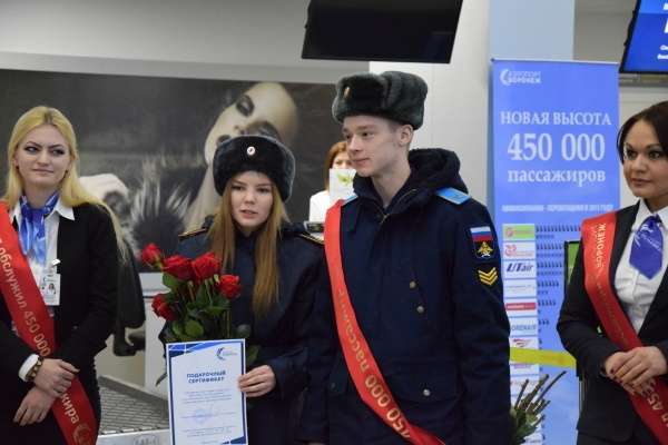 Воронежский аэропорт отправил в Москву юбилейного пассажира Воронежский аэропорт отправил в Москву юбилейного пассажира